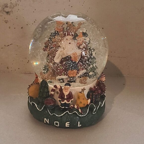 Christmas Snow Globe - Picture 1 of 7